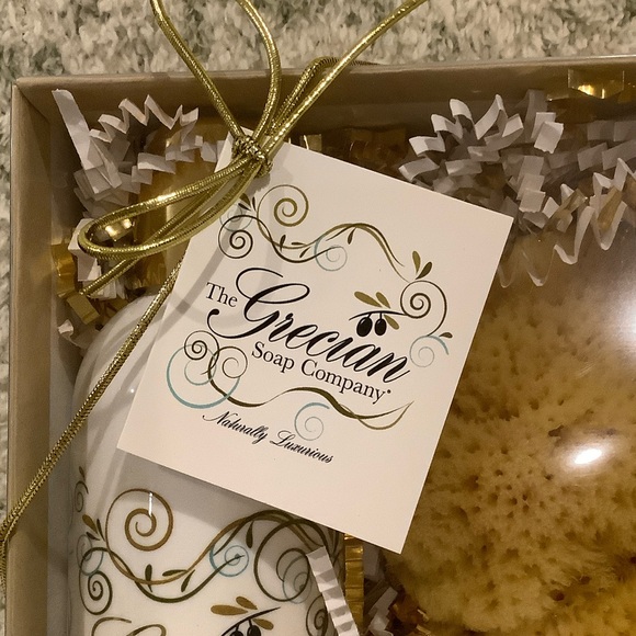 Grecian Soap Co. Scented Black Raspberry Vanilla Bath & Body Gift Set NWT. - Picture 2 of 16